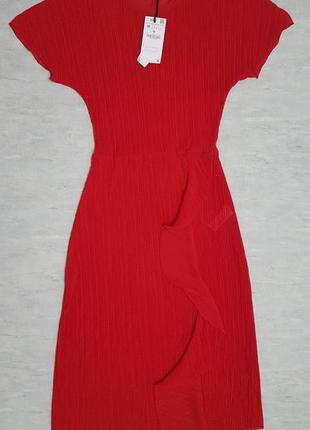 Красное гофрированное платье миди zara с оборкой.3 фото