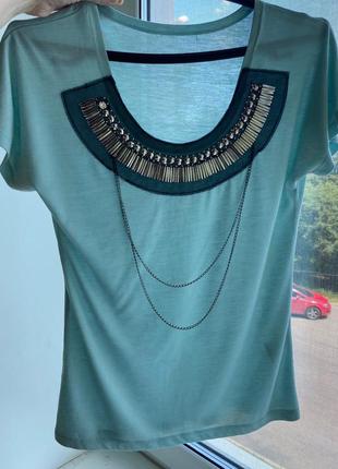 Эффектная нежная мятная футболка с вшитым колье, ожерельем и цепочками1 фото