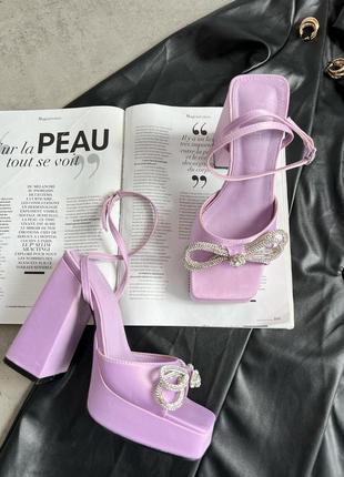 Сиреневые лиловые атласные босоножки на каблуке с бантом из страз1 фото