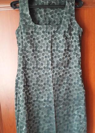 Лаконичное сияющее платье футляр в горошек