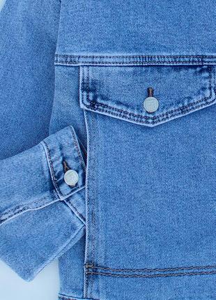 Модная женская джинсовая куртка оверсайз со cъёмным капюшоном5 фото