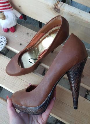 Элегантные золотистые туфли на каблуке h&amp;m3 фото