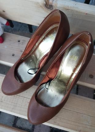 Элегантные золотистые туфли на каблуке h&amp;m4 фото