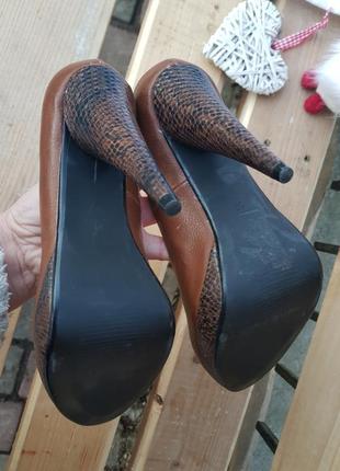 Элегантные золотистые туфли на каблуке h&amp;m9 фото