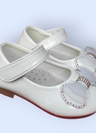 Белые лаковые  красивые туфли для девочки с бантиком под платье 18-211 фото