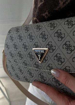 Женская сумка из эко-кожи guess snapshot серого цвета молодежная, брендовая сумка через плечо9 фото