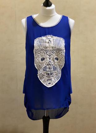 Женская футболка в цвете ультрамарин с аппликацией