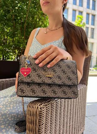 Жіноча сумка із еко-шкіри guess heart сірого кольору молодіжна, брендова сумка через плече8 фото