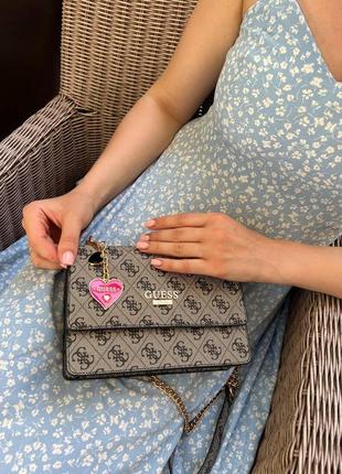 Жіноча сумка із еко-шкіри guess heart сірого кольору молодіжна, брендова сумка через плече7 фото