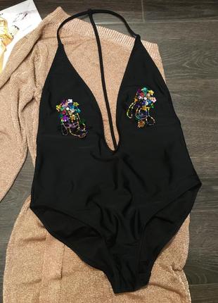 Классный чёрный купальник с декором на груди!