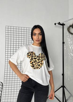 Базовая футболка оверсайз со спущенной линией плеча с принтом леопардового микки мауса1 фото