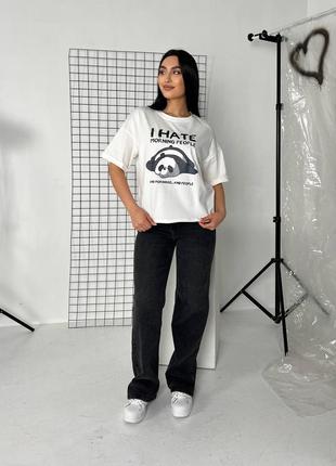 Базова футболка оверсайз зі спущеною лінією плеча з принтом написом ihate та малюнком панди