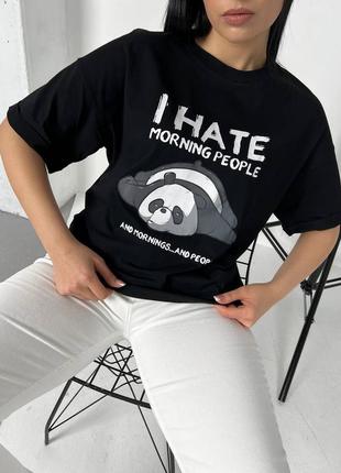 Базова футболка оверсайз зі спущеною лінією плеча з принтом написом i hate та малюнком панди3 фото
