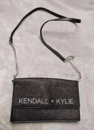 Шикарна сумка клатч чорного блискучого кольору kendall + kylie, 💯 оригінал