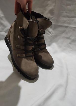 Теплые и удобные ботинки на скрытой танкетке с натуральным мехом9 фото