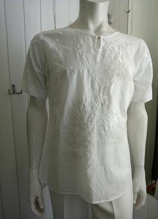 Белая кофточка с вышивкой