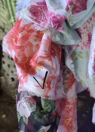 Красивое длинное шифоновое платье в цветочный принт с воланом на груди2 фото