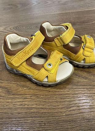 Сандалі kickers
