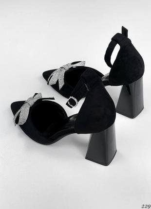 Женские черные замшевые туфли с бантом в стразы на квадратных каблуках3 фото