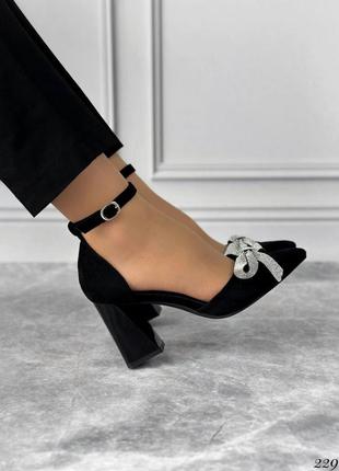 Женские черные замшевые туфли с бантом в стразы на квадратных каблуках2 фото