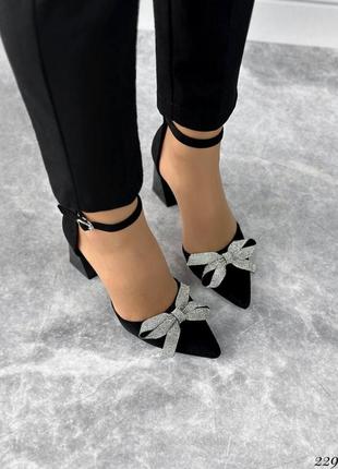 Женские черные замшевые туфли с бантом в стразы на квадратных каблуках6 фото