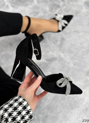 Женские черные замшевые туфли с бантом в стразы на квадратных каблуках7 фото