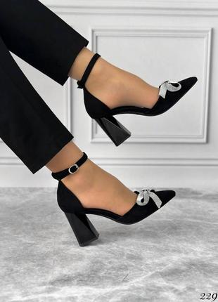 Женские черные замшевые туфли с бантом в стразы на квадратных каблуках8 фото