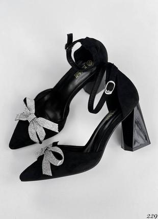 Женские черные замшевые туфли с бантом в стразы на квадратных каблуках4 фото