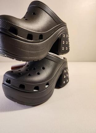 Крокс платформа каблук чорні crocs siren studded clog black noir5 фото