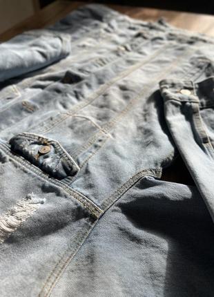 Удлиненная джинсовка с потертостями4 фото