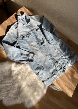 Удлиненная джинсовка с потертостями2 фото