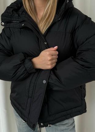 Жіноча демісезонна куртка стильна чорна з великими кишенями легка тепла зручна2 фото
