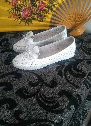 Белые туфли из перфорированой кожи
