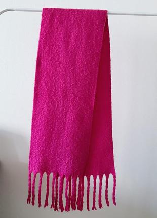 Яркий объемный розовый шарф