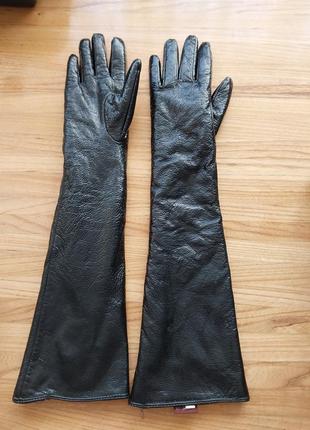 Довгі високі теплі лаковані перчатки.