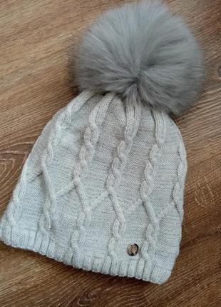 Теплая шапка с помпоном
