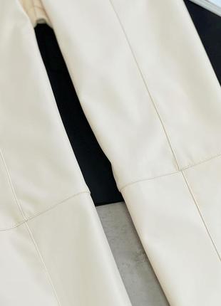 Светло бежевые кремовые кожаные штаны с разрезами3 фото