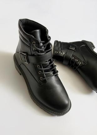 Черные ботинки с серебряной пряжкой boohoo (британия) из эко кожи в 37 размере женские деми осень весна новые