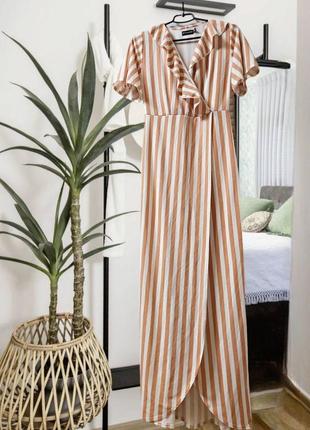 Довге плаття з заходом у смужку prettylittlething