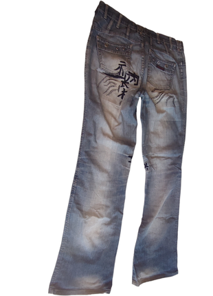 Фирменные потертые джинсы с рваностями и вышивкой