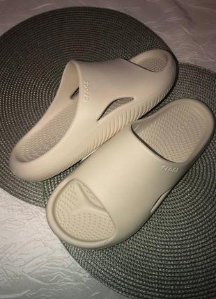 Шлепки crocs mellow recovery slide.   оригинал. новые.  w8, w9,3 фото