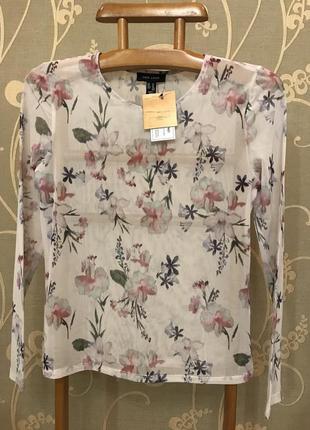 Очень красивая и стильная брендовая кофточка в цветах.