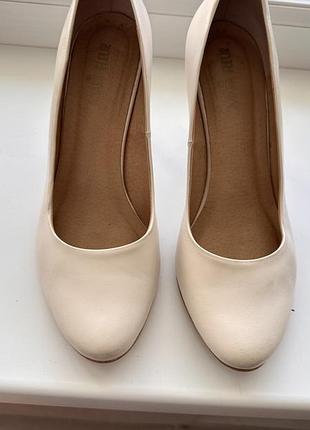 Продам туфлі з натуральної шкіри ,бежеві .розмір-38