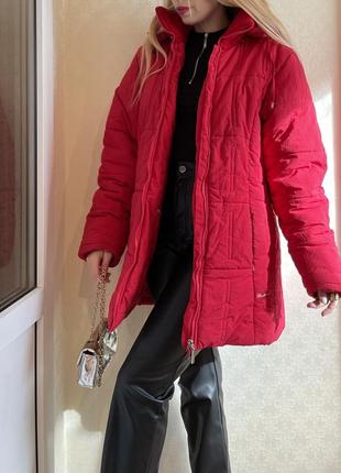 Теплая удлиненная куртка красного цвета