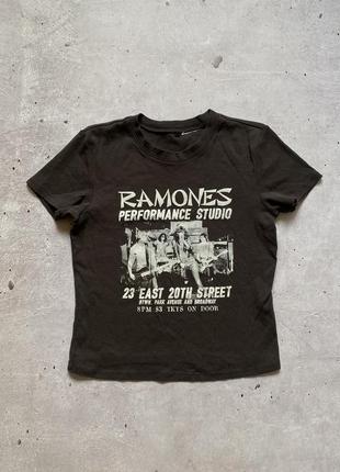 Женская короткая футболка мерч ramones размер s