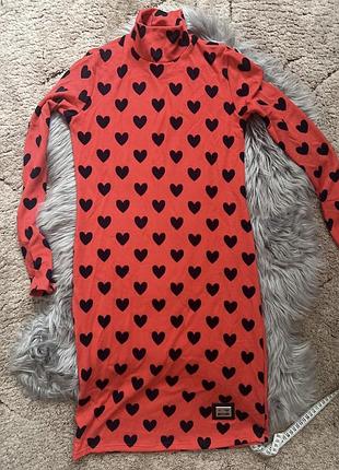 Очень классное мягенькое платье в сердечках love moschino