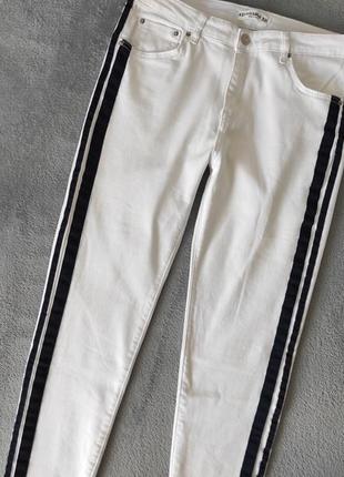 Классные стильные джинсы белые с лампасами pull &amp; bear2 фото
