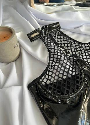 Эротический лаковый боди-халтер с сеточкой и фатиновой юбкой с доступом3 фото