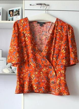 Актуальна красива блуза на запах із ґудзиками