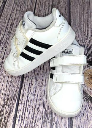 Демисезонные кроссовки adidas для ребенка. размер 27